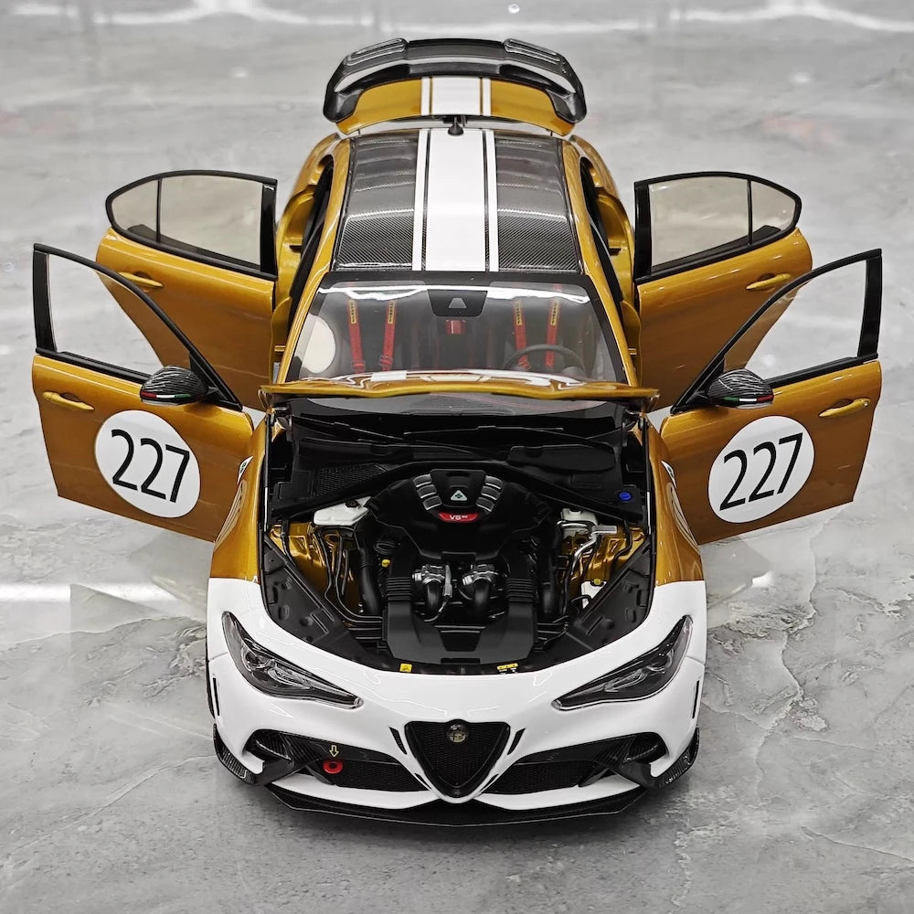 [MotorHelix] 1:18 Alfa Romeo 2021 Giulia GTAm #227 Model Car Die-Cast