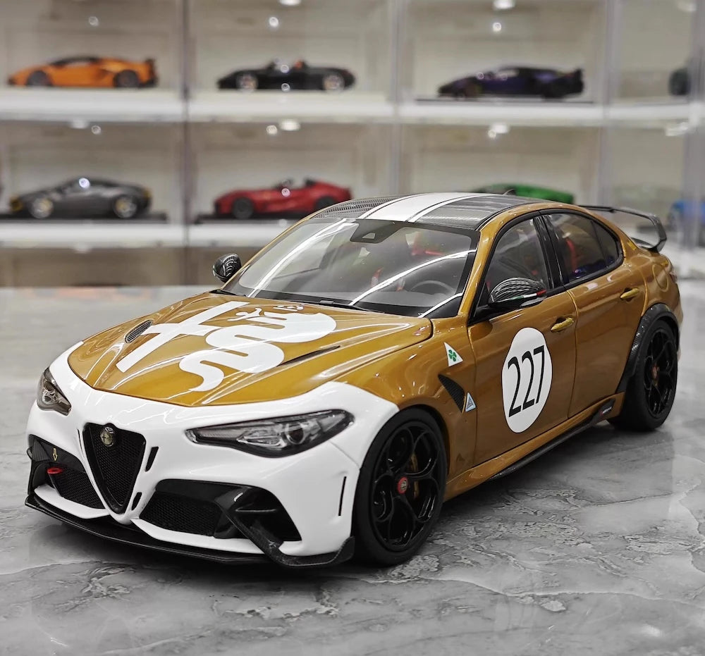 [MotorHelix] 1:18 Alfa Romeo 2021 Giulia GTAm #227 Model Car Die-Cast