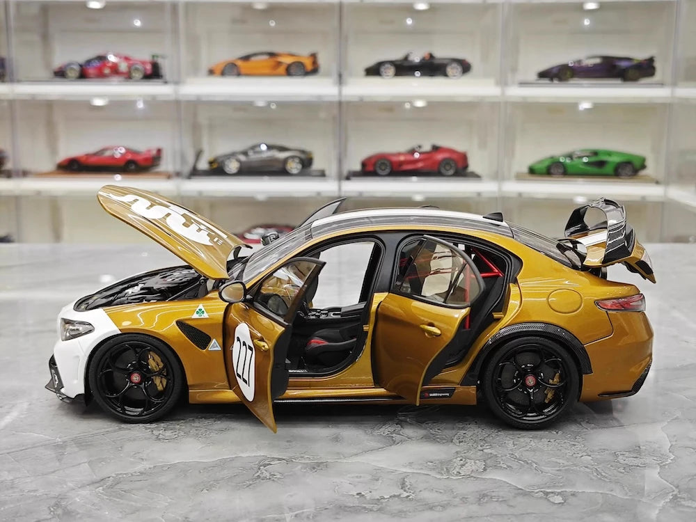 [MotorHelix] 1:18 Alfa Romeo 2021 Giulia GTAm #227 Model Car Die-Cast