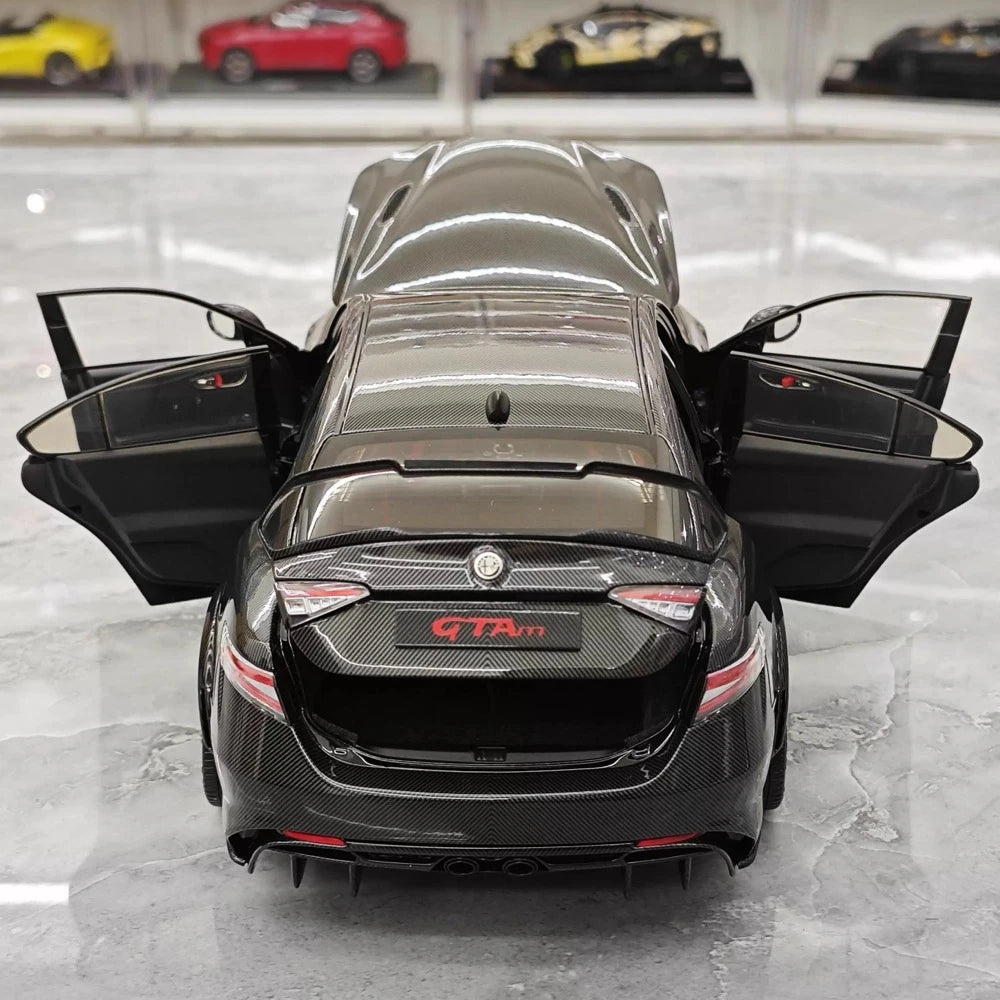 [MotorHelix] 1:18 Alfa Romeo 2021 Giulia GTAm nero modellino di auto Die-Cast