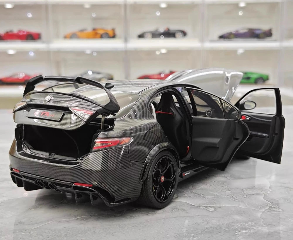[MotorHelix] 1:18 Alfa Romeo 2021 Giulia GTAm nero modellino di auto Die-Cast