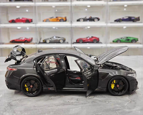 [MotorHelix] 1:18 Alfa Romeo 2021 Giulia GTAm Black Model Car Die-Cast