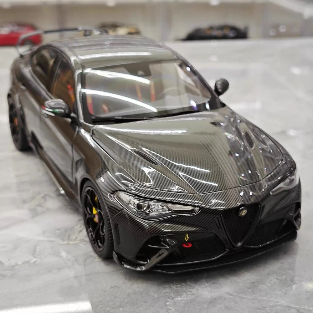 [MotorHelix] 1:18 Alfa Romeo 2021 Giulia GTAm zwart modelauto Die-Cast