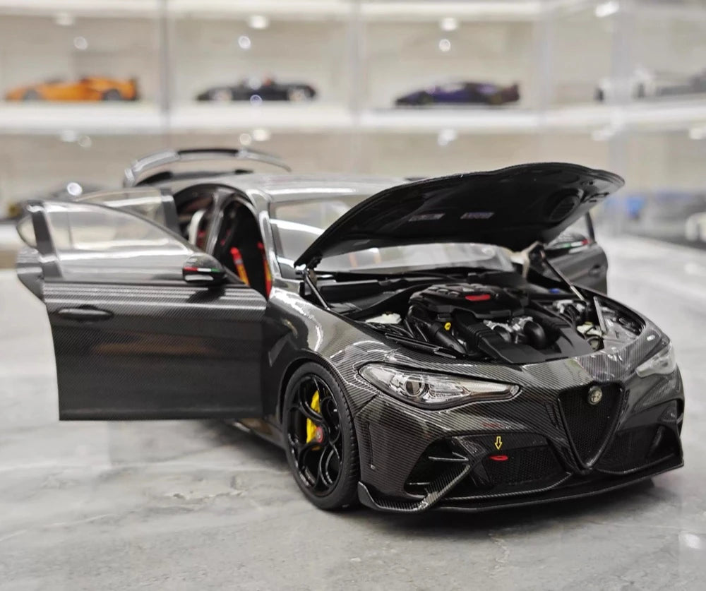 [MotorHelix] 1:18 Alfa Romeo 2021 Giulia GTAm nero modellino di auto Die-Cast