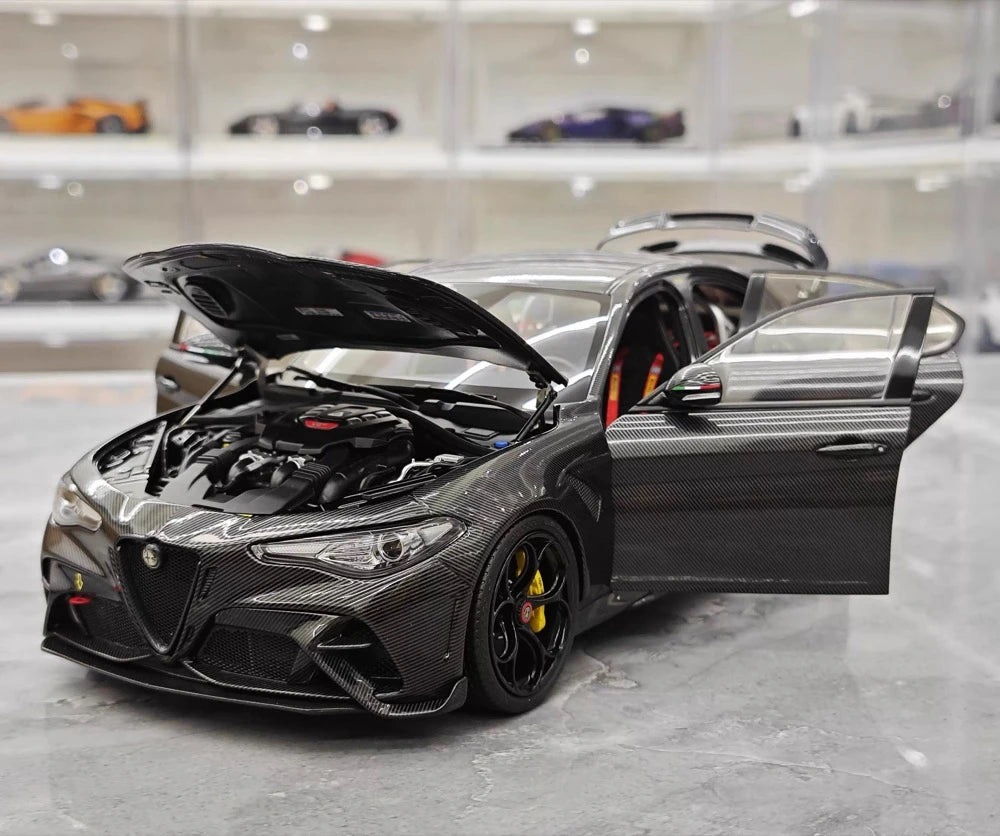 [MotorHelix] 1:18 Alfa Romeo 2021 Giulia GTAm nero modellino di auto Die-Cast
