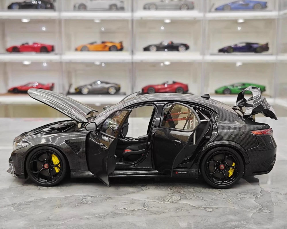[MotorHelix] 1:18 Alfa Romeo 2021 Giulia GTAm nero modellino di auto Die-Cast