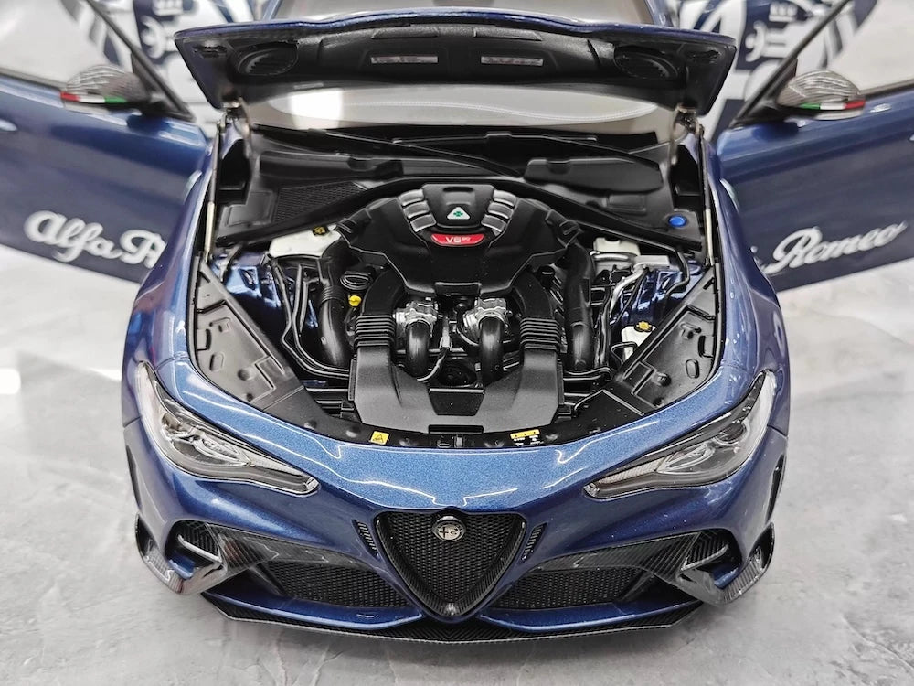 [MotorHelix] 1:18 Alfa Romeo 2021 Giulia GTAm blå modellbil Die-Cast