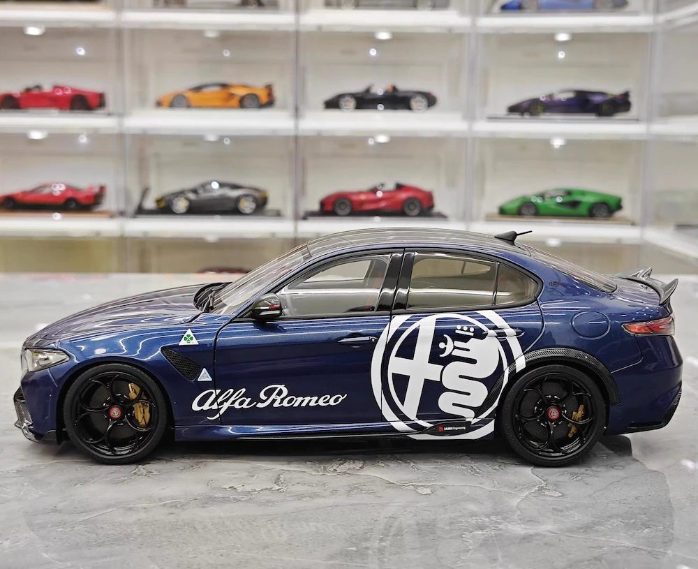 [MotorHelix] 1:18 Alfa Romeo 2021 Giulia GTAm blå modellbil Die-Cast
