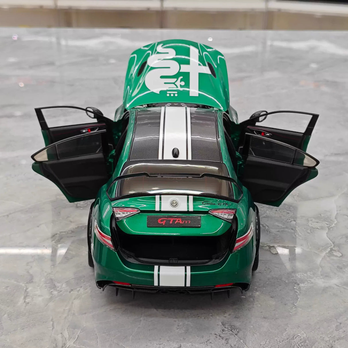 MotorHelix Alfa Romeo 2021 Giulia GTAm verde and branco 1:18 – modelo de coleção em metal fundido