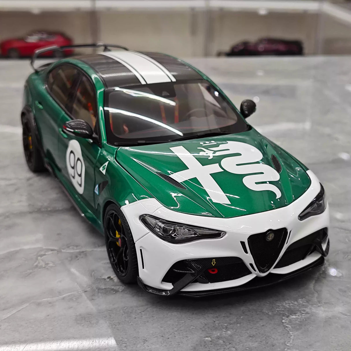 MotorHelix Alfa Romeo 2021 Giulia GTAm verde and branco 1:18 – modelo de coleção em metal fundido