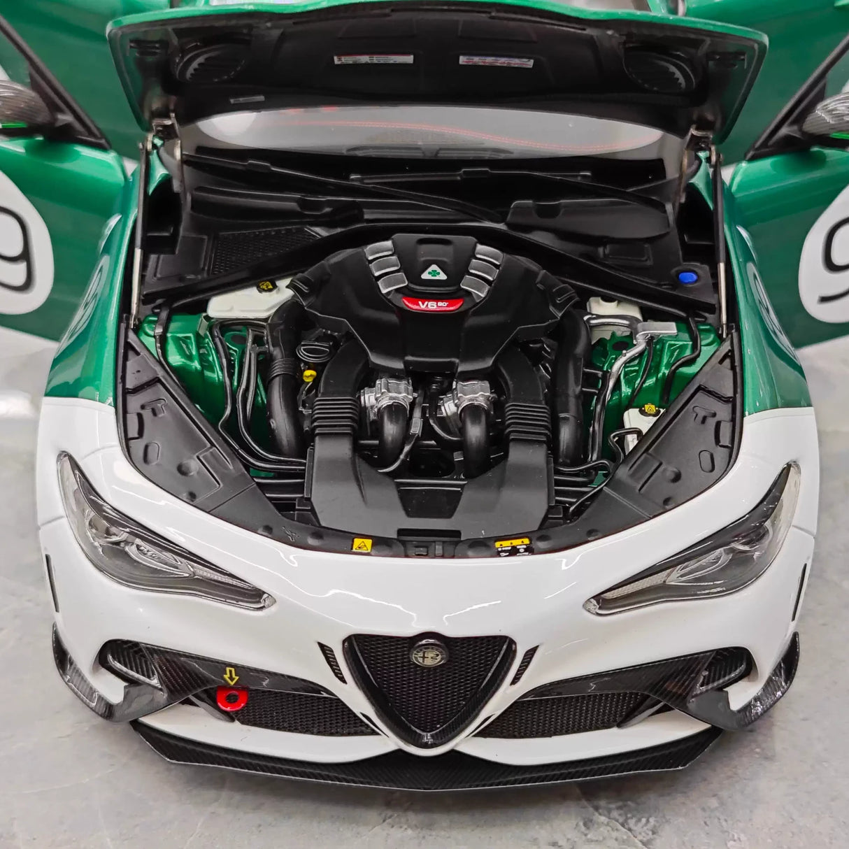 MotorHelix Alfa Romeo 2021 Giulia GTAm verde and branco 1:18 – modelo de coleção em metal fundido