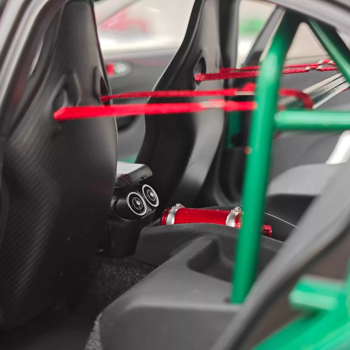 MotorHelix Alfa Romeo 2021 Giulia GTAm verde and branco 1:18 – modelo de coleção em metal fundido