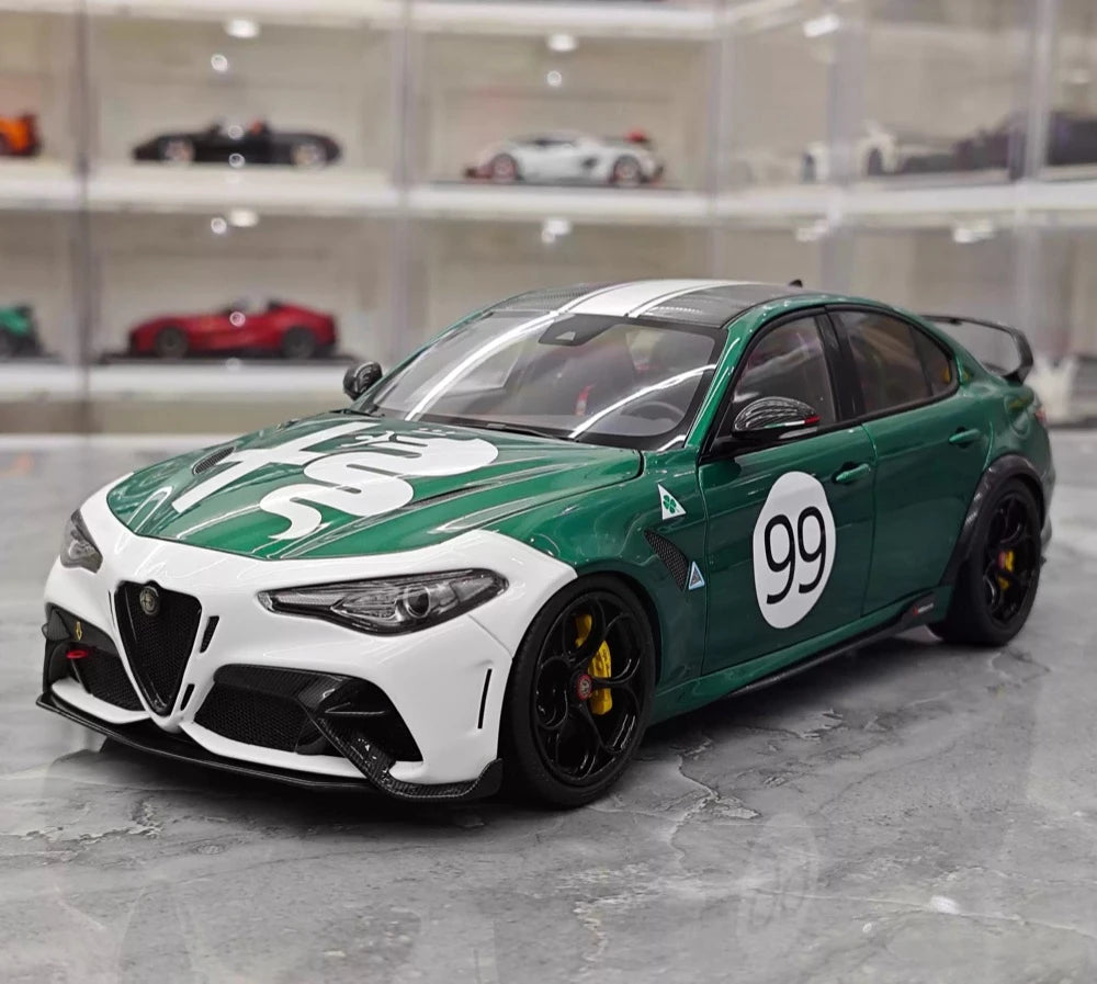 MotorHelix Alfa Romeo 2021 Giulia GTAm verde and branco 1:18 – modelo de coleção em metal fundido