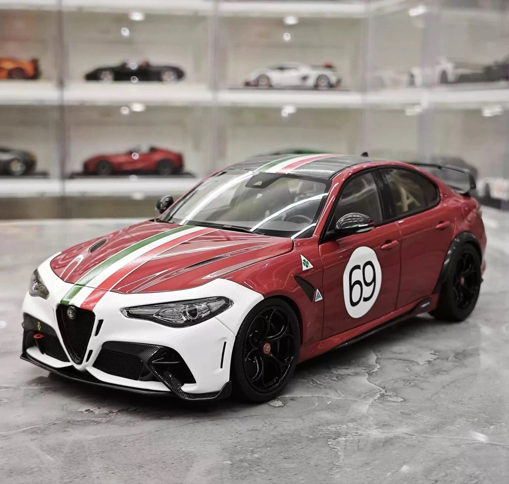 MotorHelix Alfa Romeo 2021 Giulia GTAm vermelho and branco 1:18 – modelo de coleção em metal fundido