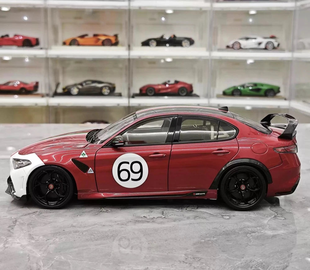 MotorHelix Alfa Romeo 2021 Giulia GTAm vermelho and branco 1:18 – modelo de coleção em metal fundido