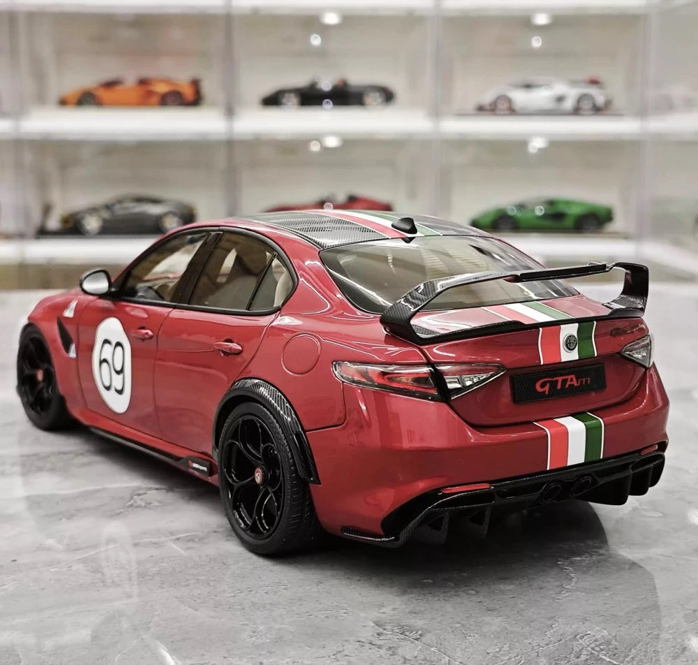 MotorHelix Alfa Romeo 2021 Giulia GTAm vermelho and branco 1:18 – modelo de coleção em metal fundido
