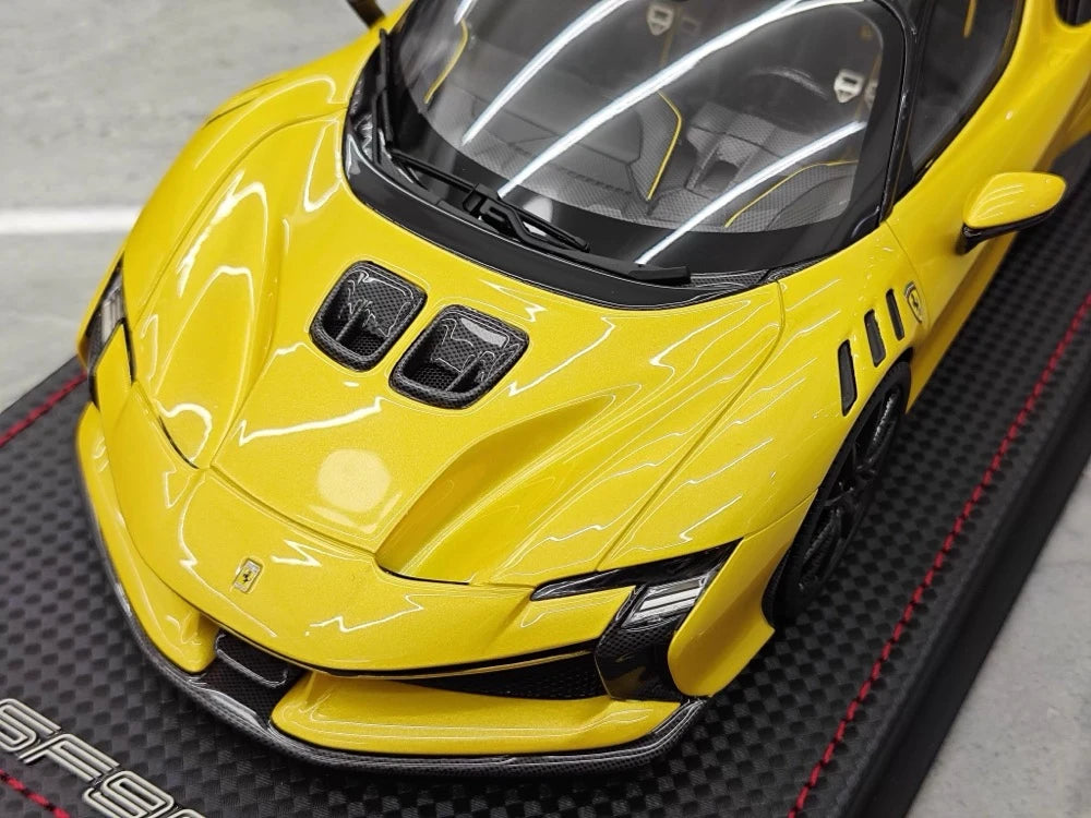 [MR Collection] 1:18 Ferrari 2023 SF90 XX Stradale Glossy Yellow & Black Model Car Resin
