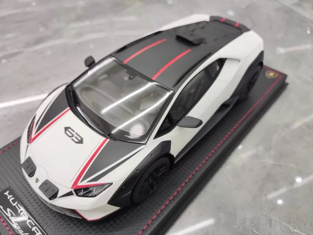 [MR Collection] 1:18 Lamborghini 2022 Huracan Sterrato White Model Car Resin