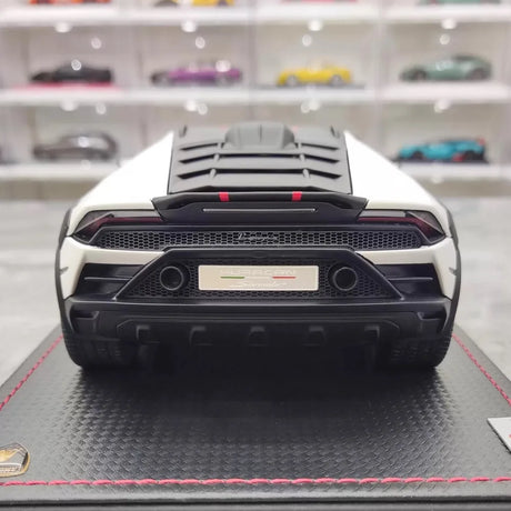 [MR Collection] 1:18 Lamborghini 2022 Huracan Sterrato White Model Car Resin