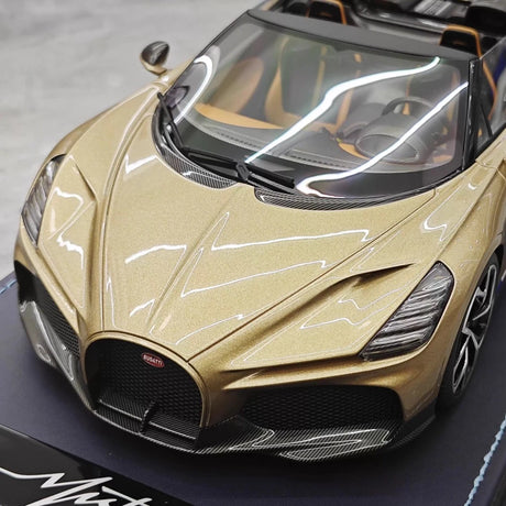 [MR Collection] 1:18 Bugatti W16 Mistral Roadster Gold Model Car Resin