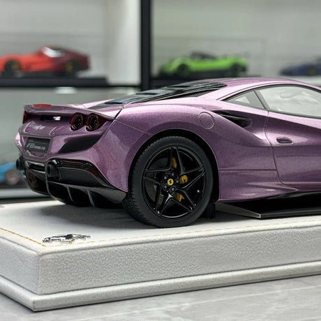 [MR Collection] 1:18 Ferrari 2019 F8 Tributo paars modelauto Hars