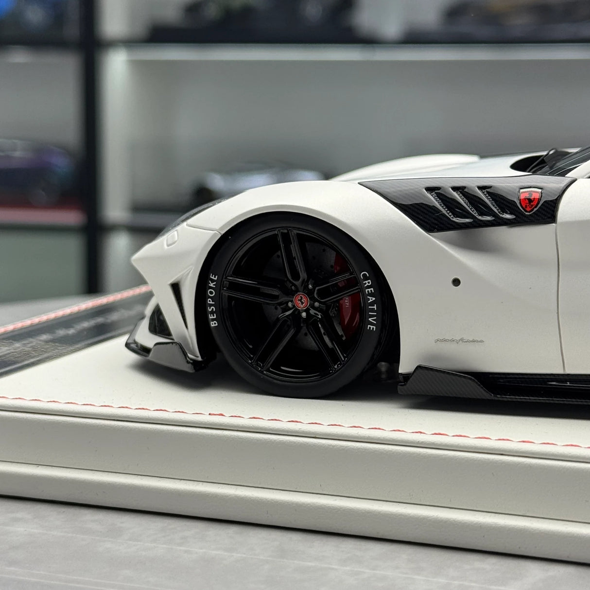 MW Modell Ferrari 2013 F12 Berlinetta Mansory Stallone White 1:18 – Sammelobjekt-Resin-Modellharz