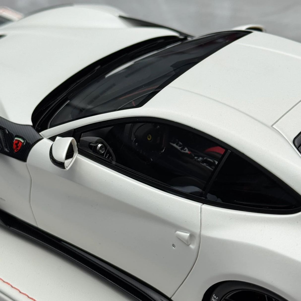 MW Modell Ferrari 2013 F12 Berlinetta Mansory Stallone White 1:18 – Sammelobjekt-Resin-Modellharz