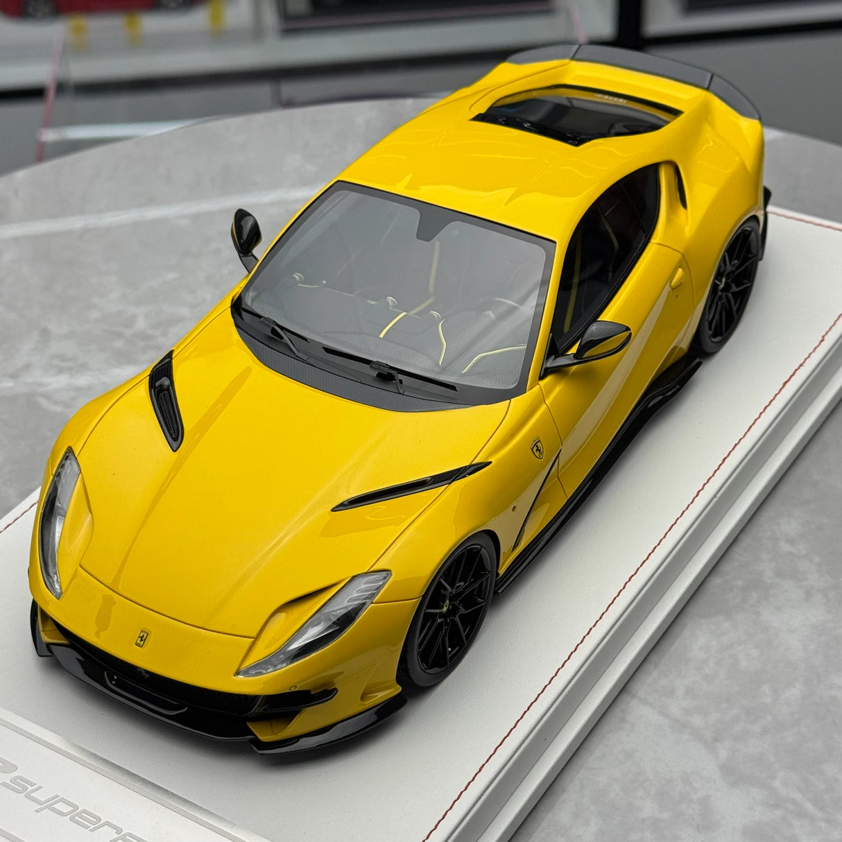MW Modell Ferrari 2017 812 Superfast Novitec Yellow 1:18 – Sammelobjekt-Harz-Modellharz