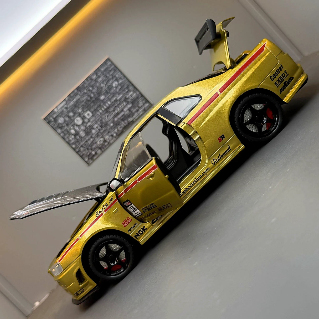 Nissan 1999 Skyline GT-R R34 goud 1:24 – diecast displaymodel