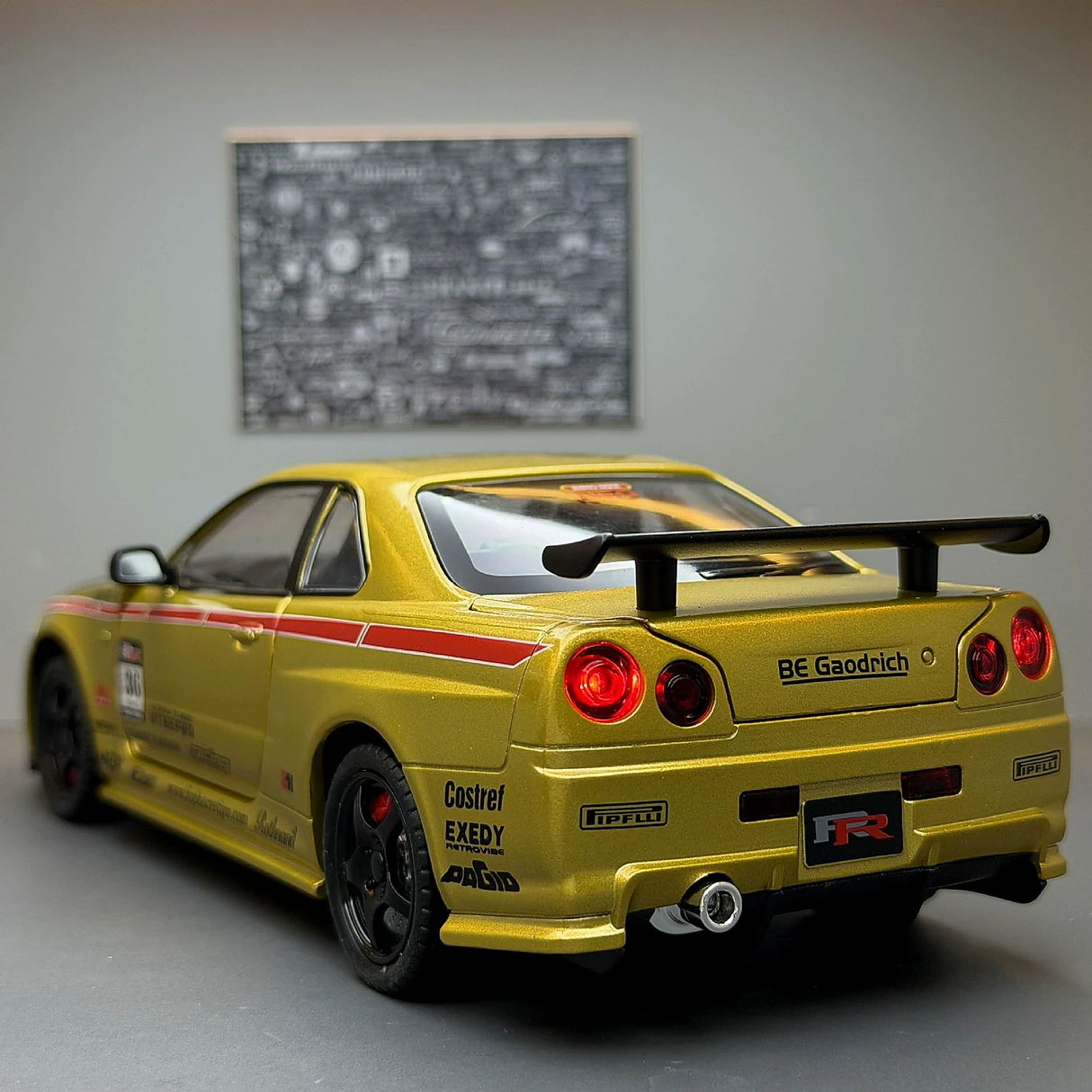 Nissan 1999 Skyline GT-R R34 goud 1:24 – diecast displaymodel