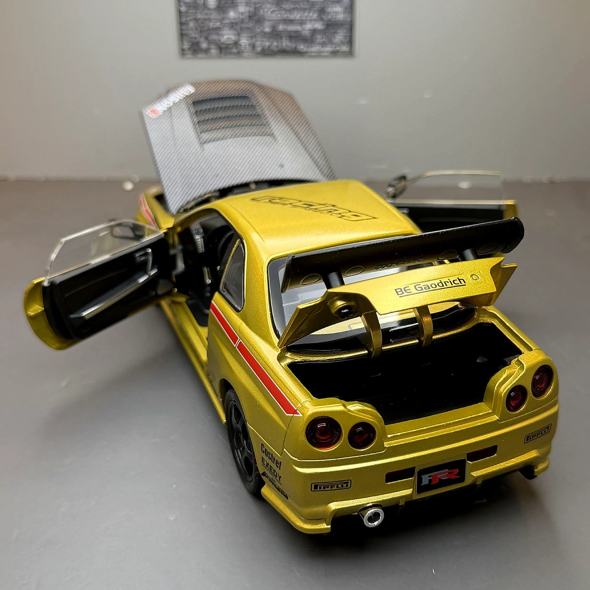 Nissan 1999 Skyline GT-R R34 goud 1:24 – diecast displaymodel