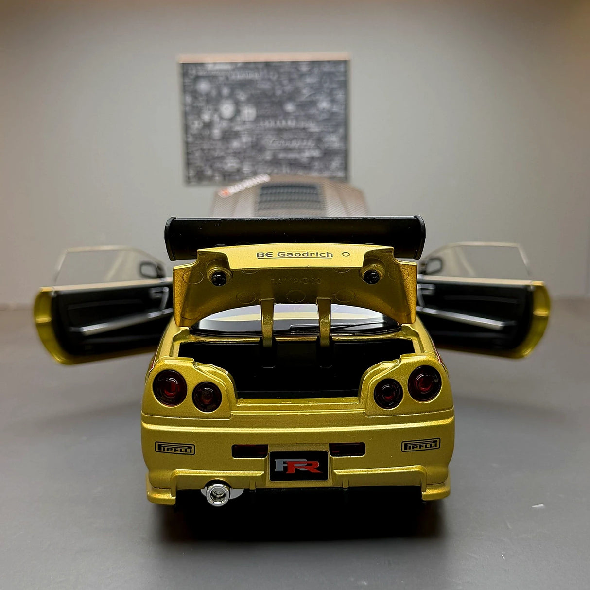 Nissan 1999 Skyline GT-R R34 goud 1:24 – diecast displaymodel