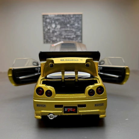 Nissan 1999 Skyline GT-R R34 goud 1:24 – diecast displaymodel