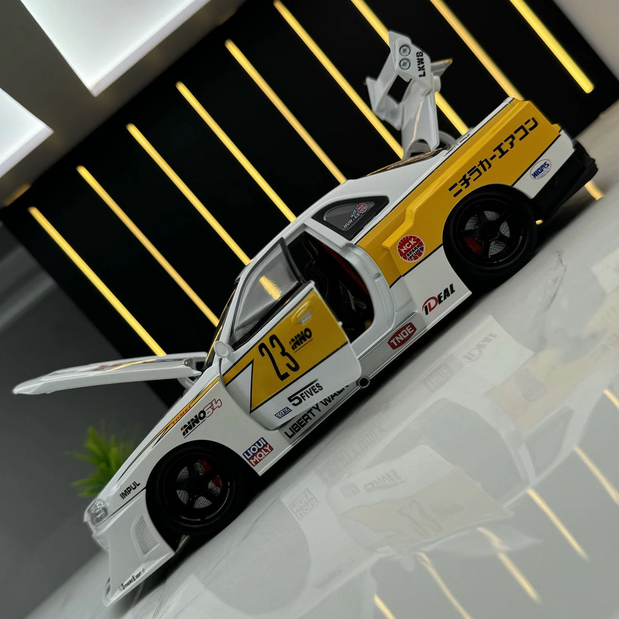 Nissan 1999 Skyline GT-R R34 LBWK wit #23 1:24 diecast displaymodel - aanzicht 6