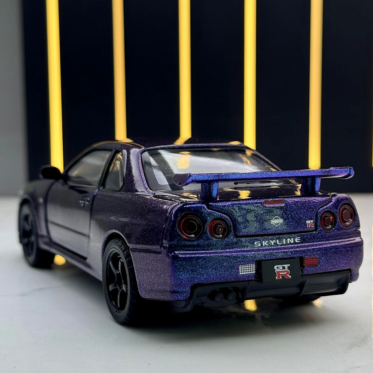 Nissan 1999 Skyline GT-R R34 paars 1:24 – diecast displaymodel