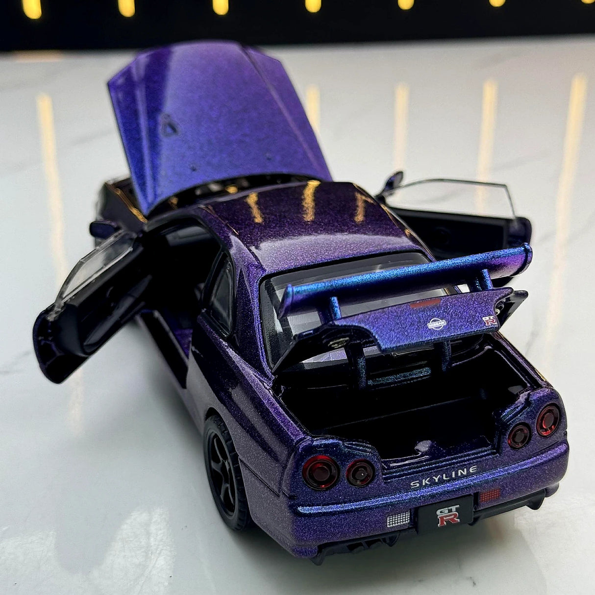 Nissan 1999 Skyline GT-R R34 paars 1:24 – diecast displaymodel