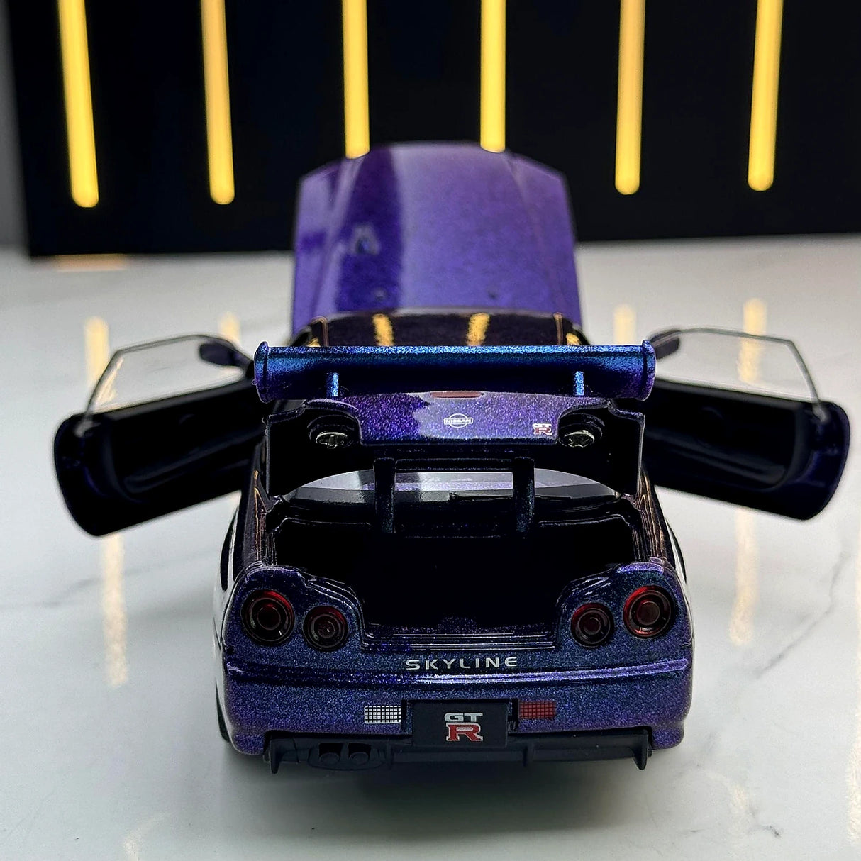 Nissan 1999 Skyline GT-R R34 paars 1:24 – diecast displaymodel