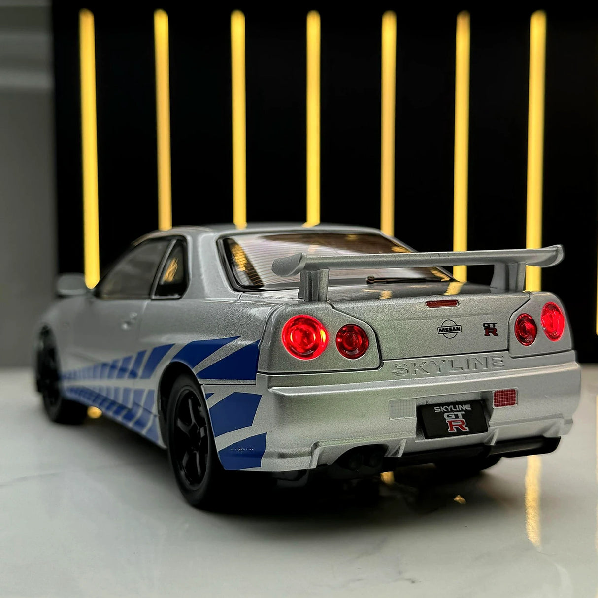 Nissan 1999 Skyline GT-R R34 zilver 1:24 – diecast displaymodel