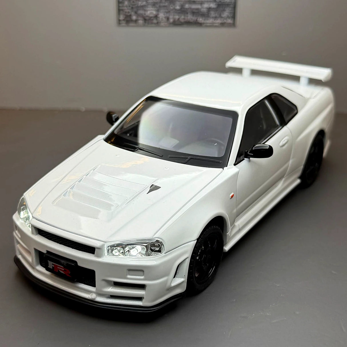 Nissan 1999 Skyline GT-R R34 wit 1:24 – diecast displaymodel