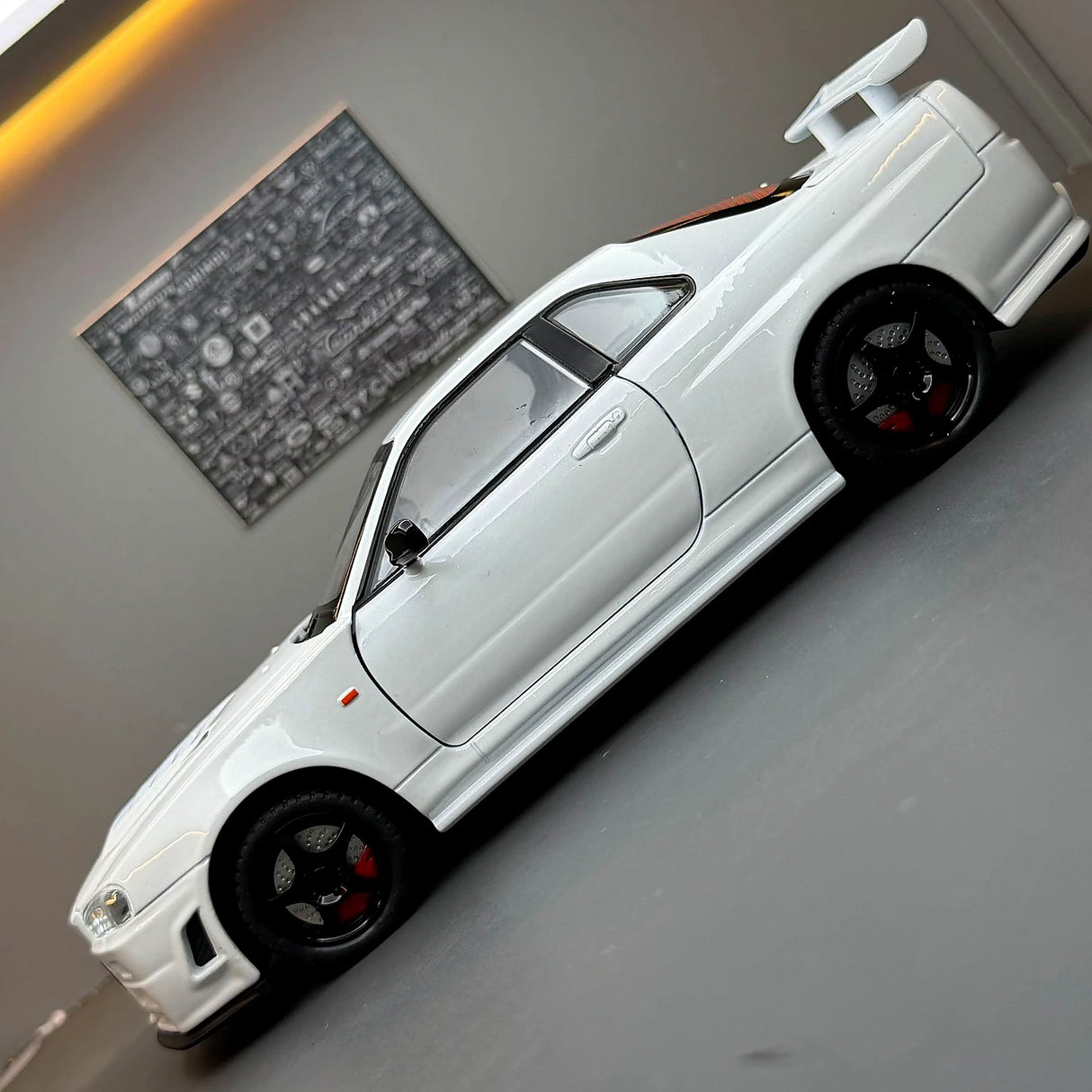 Nissan 1999 Skyline GT-R R34 wit 1:24 – diecast displaymodel
