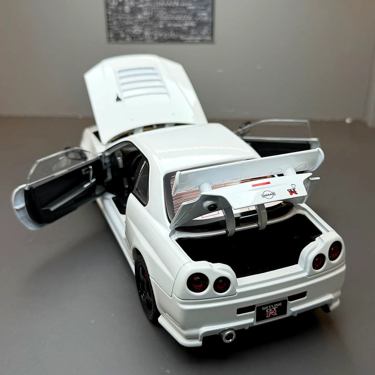 Nissan 1999 Skyline GT-R R34 wit 1:24 – diecast displaymodel