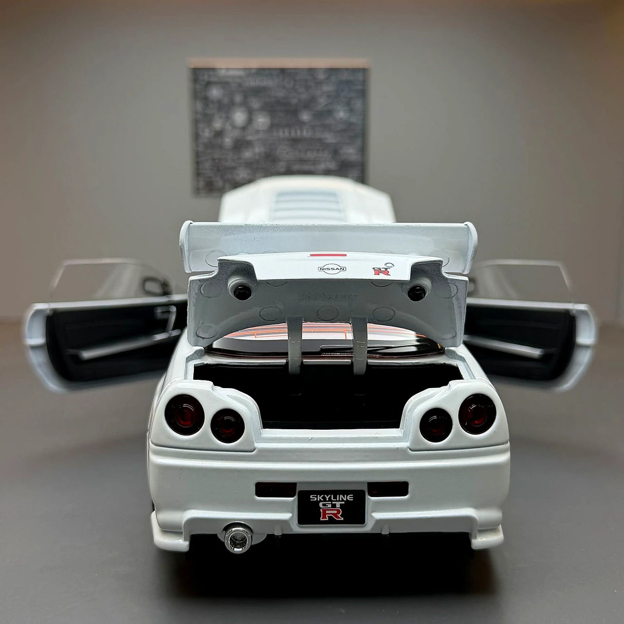 Nissan 1999 Skyline GT-R R34 wit 1:24 – diecast displaymodel