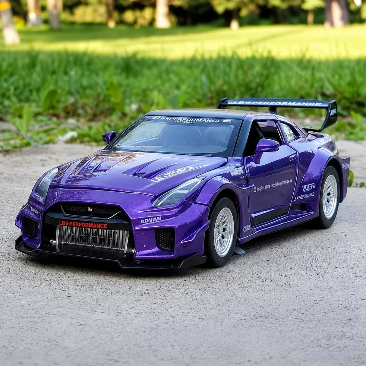 Nissan 2017 GT-R R35 LB Performance lila 1:32 – pressgjuten visningsmodell