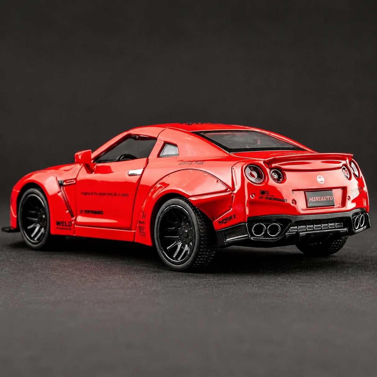 Nissan 2017 GT-R R35 LP Works röd 1:32 – pressgjuten visningsmodell