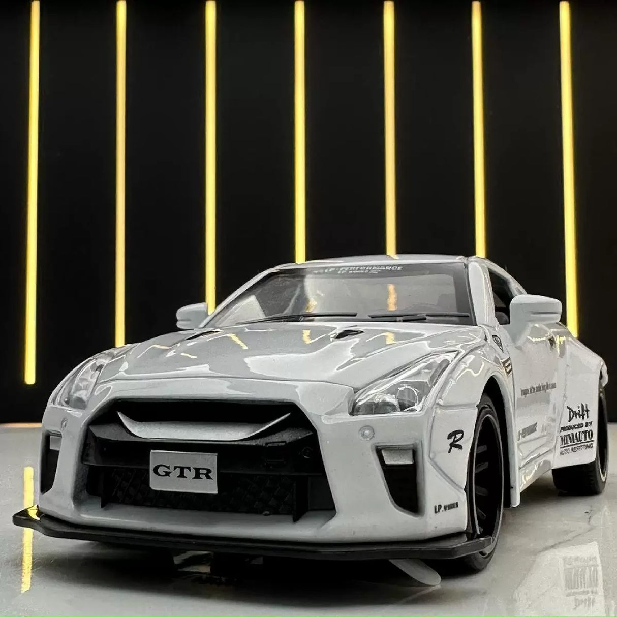 Nissan 2017 GT-R R35 LP Works White 1:32 – Druckguss-Display-Modell, Druckguss
