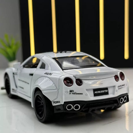 Nissan 2017 GT-R R35 LP Works White 1:32 – Druckguss-Display-Modell, Druckguss