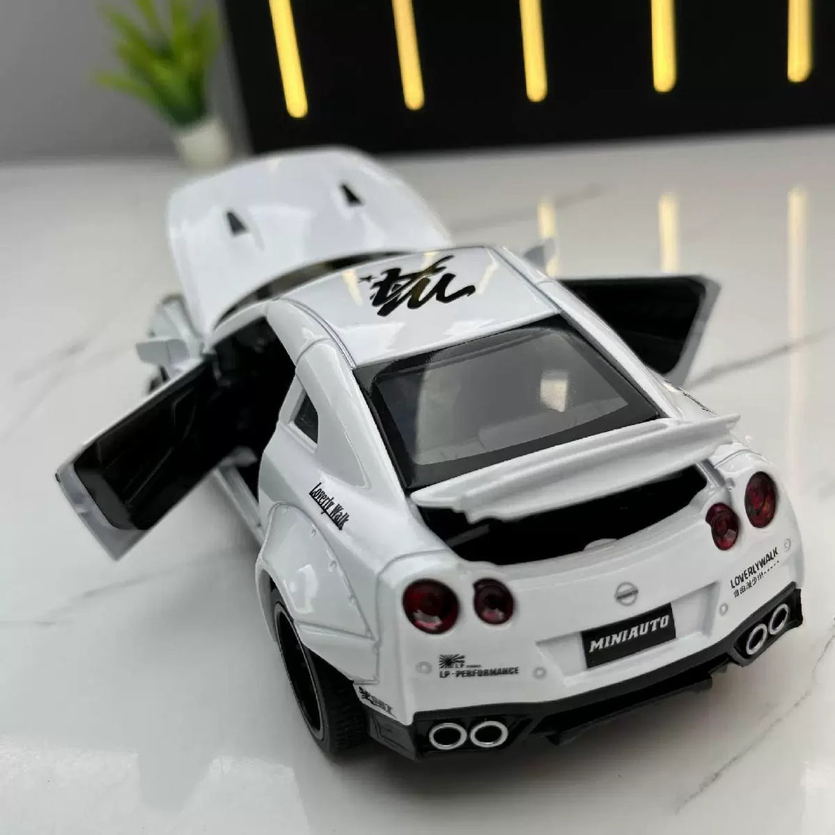 Nissan 2017 GT-R R35 LP Works White 1:32 – Druckguss-Display-Modell, Druckguss