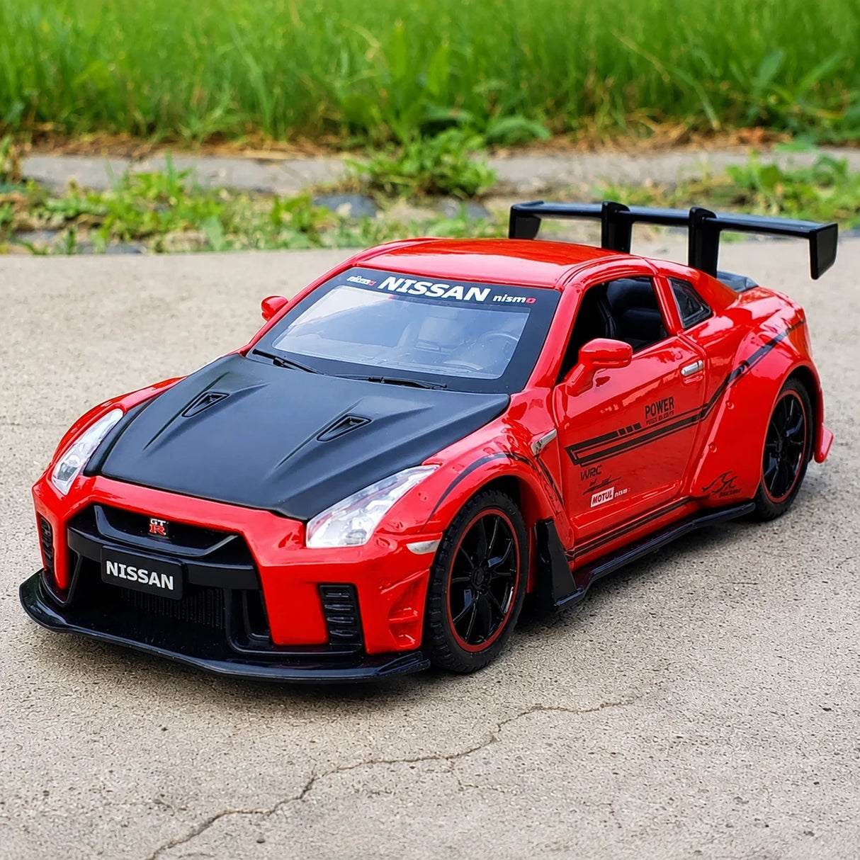 Nissan 2017 GT-R R35 Nismo röd 1:32 – pressgjuten visningsmodell
