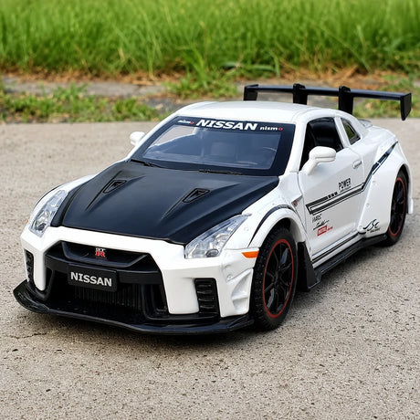 Nissan 2017 GT-R R35 Nismo Weiße 1:32 – Druckguss-Displaymodell in Druckguss