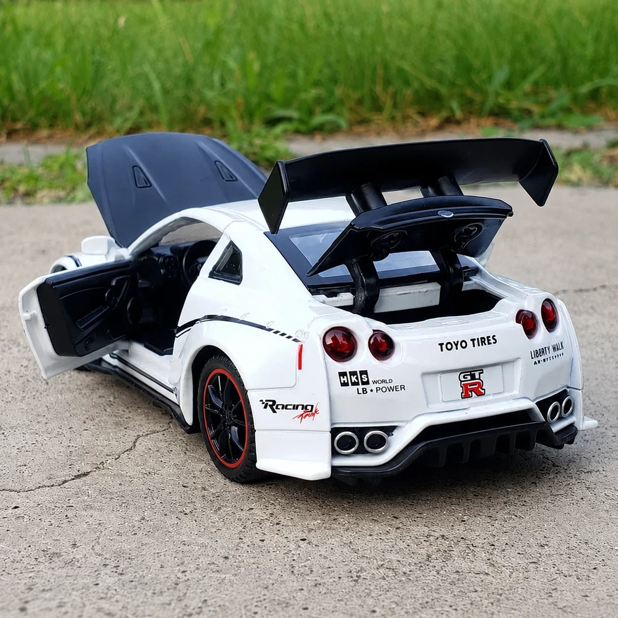 Nissan 2017 GT-R R35 Nismo vit 1:32 – pressgjuten visningsmodell